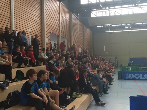 Die knapp 150 Teilnehmer, Betreuer, Eltern und Gäste verfolgen gespannt die Siegerehrung