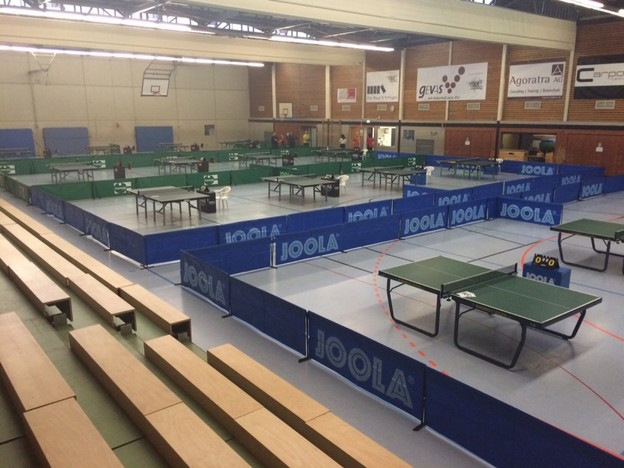 Am Vorabend wurde die Halle von den Abteilungsmitgliedern optimal hergerichtet und mit 16 Spieltischen, Schiedsrichtertischen, Zählgeräten und Spielfeldumrandungen ausgestattet